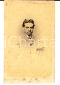 Fotografia d epoca originale 1870 ca MILANO Ritratto maschile in cravattino a quadretti Foto DURONI CDV 1