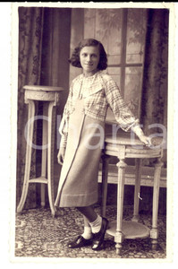Fotografia d epoca originale 1940 ca TORINO Ritratto di adolescente in salotto Foto cartolina Luigi LUCCO 1