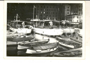 Fotografia d epoca originale 1950 ca CAMOGLI GE Veduta notturna del porticciolo con barche attraccate Foto 1