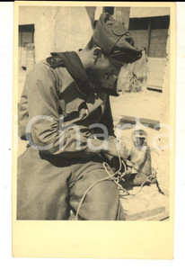 Fotografia d epoca originale 1940 ca AOI SOMALIA ? Ufficiale addomestica una scimmietta Foto CURIOSA 1