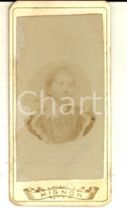 Fotografia d epoca originale 1880 ca PARIS ? Ritratto di donna con abito ricamato Foto MIGNON CDV 1