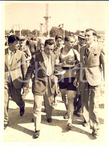 Fotografia d epoca originale 1936 OLIMPIADI BERLINO ATLETICA Un campione tra i dirigenti  Foto DANNEGGIATA 1