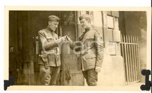 Fotografia d epoca originale 1945 ca WW2 FIRENZE Controllo dei documenti tra ufficiali US ARMY Foto 15x10 cm 1