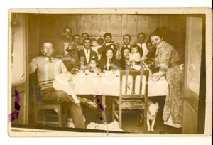 Fotografia d epoca originale 1930 ca AREA LOMBARDA ? Un allegra famiglia a tavola Foto CURIOSA DANNEGGIATA 1