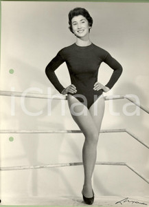 Fotografia d epoca originale 1960 ca MODA INTIMO VINTAGE Modella in body nero alla ringhiera Foto LUXARDO 1