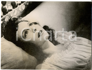 Fotografia d epoca originale 1960 ca PARIS Jeune actrice franÃ§aise sur un lit Photo 24x18 cm 1
