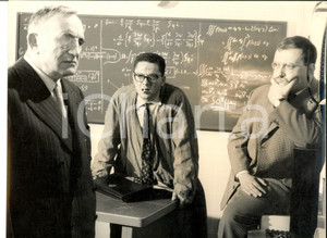 Fotografia d epoca originale 1960 ca CINEMA USA SPIONAGGIO Incontro con due ingegneri Foto 29x23 cm 1