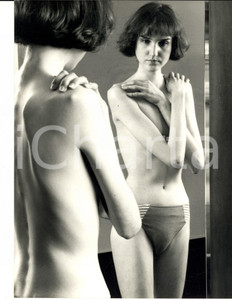 Fotografia d epoca originale 1991 GERMANY ANORESSIA Giovane donna allo specchio  Foto reportage 18x24 1 1