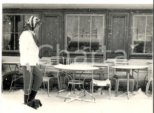 Fotografia d epoca originale 1960 ca KLOSTERS CH Paola del BELGIO davanti a un bistrot Fotografia 27x20 cm 1