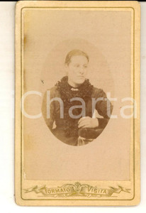 Fotografia d epoca originale 1880 ca MILANO ? Ritratto di donna con stola in pelliccia Foto VINTAGE CDV 1