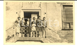 Fotografia d epoca originale 1940 ca NAPOLI Ritratto di famiglia presso un edificio pubblico Foto MACARI 1