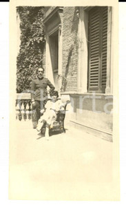 Fotografia d epoca originale 1920 ca AREA LOMBARDA Ufficiale con la moglie in terrazza Foto VINTAGE 7x11 cm 1
