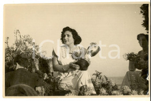 Fotografia d epoca originale 1940 ca ITALIA  Donna regge una coppa tra i fiori Foto VINTAGE 17x11 1