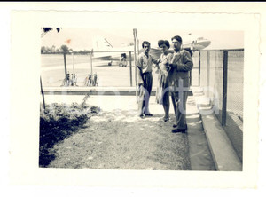 Fotografia d epoca originale 1960 ca SICILIA Viaggiatori all aeroporto con velivolo compagnia AI Foto 12x10 1