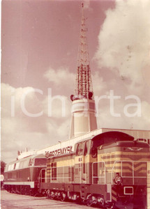 Fotografia d epoca originale 1980 ca POLSKA Locomotiva FABLOR davanti a industrie PRZEMYSL Foto 12 x 17 cm 1