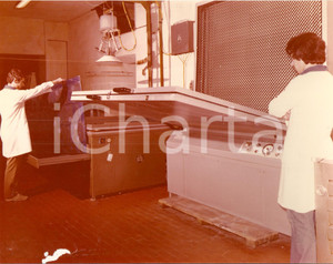 Fotografia d epoca originale 1975 ca PAVIA Tipografia Mario PONZIO Reparto Fotoincisione Foto DANNEGGIATA 1