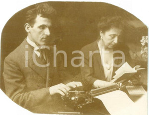 Fotografia d epoca originale 1920 ca MILANO ? Reduce cieco batte a macchina sotto dettatura Foto RITAGLIATA 1