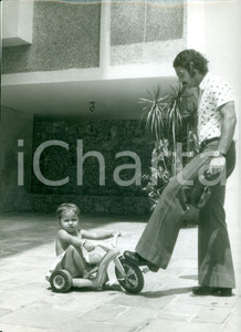 Fotografia d epoca originale 1978 BRASILE Calcio MONDIALI Calciatore Roberto RIVELINO gioca con la figlia 1 1