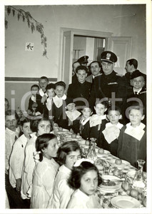 Fotografia d epoca originale 1939 MILANO Rino PARENTI visita Scuole di BAGGIO durante refezione Fotografia 1