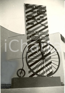 Fotografia d epoca originale 1935 MILANO Fiera Campionaria  Biciclo pubblicizza MOSTRA NAZIONALE SPORT Foto 1