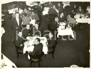 Fotografia d epoca originale 1935 ca GENOVA Giornalisti e ufficiali al pranzo offerto da Italo BALBO Foto 1
