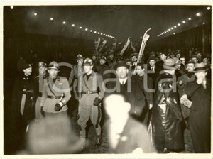 Fotografia d epoca originale 1935 MILANO Militi Universitari alla stazione con sci tornano da campeggio Foto 1