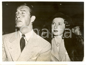 Fotografia d epoca originale 1939 USA Robert TAYLOR e Barbara STANWICK attori assistono a match di boxe Foto 1