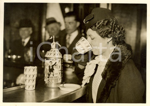 Fotografia d epoca originale 1937 PARIGI F Al bar tazza e bicchiere con francobolli ANTITUBERCOLARE Foto 1