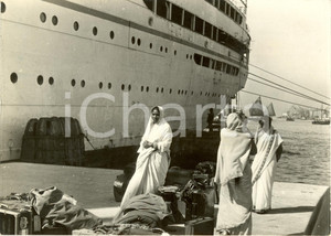 Fotografia d epoca originale 1937 VENEZIA NAWAB di BHOPAL in visita  controllo bagagli al suo seguito Foto 1