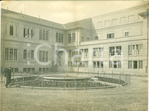 Fotografia d epoca originale 1910 ca MILANO Ospedale CittÃ  di FRANCIA C.R.I. n. 11 Cortile Foto DANNEGGIATA 1