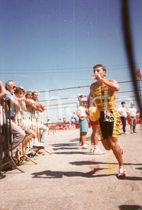 Fotografia d epoca originale 1995 ca TRIATHLON Valter CARNOVALI affronta la gara di corsa Foto 1