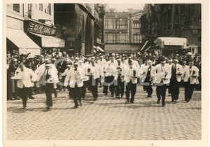 Fotografia d epoca originale 1938 REIMS Course au Champagne des garçons de café DAMAGED photo 18x13 cm 1