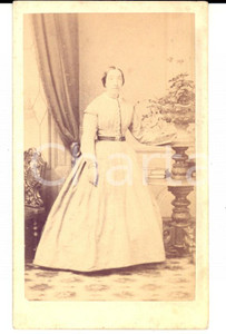 Fotografia d epoca originale 1870 ca  CLERMONTFERRAND F Ritratto di donna in abito bianco Foto J. RENAUD 1