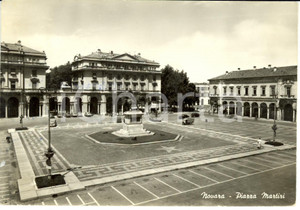 Cartolina originale da collezione 1958 NOVARA Veduta di PIAZZA MARTIRI Cartolina FG VG 1