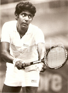 Fotografia d epoca originale 1980 ca INDIA Tennis Vijay AMRITRAJ Sponsor MARLBORO Racchetta DONNAY Foto 1