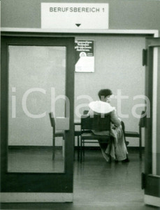 Fotografia d epoca originale 1980 BONN Giovane disoccupato all ufficio di collocamento Fotografia 1