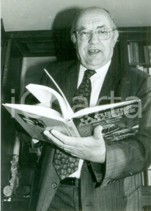 Fotografia d epoca originale 1991 ALSACE FRANCE Politico Henri GOETSCHY legge Cuisine Alsacienne Fotografia 1