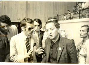 Fotografia d epoca originale 1980 ca FRANCE Edmond MAIRE Segretario Generale Sindacato CFDT incontra giovani 1