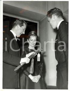 Fotografia d epoca originale 1961 BRUXELLES B Charlton HESTON regala spada EL CID a Alberto e Paola BELGIO 1