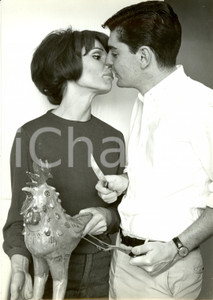 Fotografia d epoca originale 1965 ca NEW YORK USA Paula PRENTISS Richard BENJAMIN  Bacio in cucina Foto 1