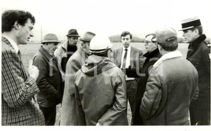 Fotografia d epoca originale 1989 ISSENHEIM F Sottoprefetto spiega perdita petrolio vicino a gasdotto Foto 1