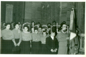 Fotografia d epoca originale 1950 ca TERNI Orfanelle Istituto LAZZARINI e Carabinieri a messa per Caduti FOTO 1