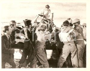 Fotografia d epoca originale 1958 CINEMA  DUNKERQUE Richard ATTENBOROUGH attaccato da militari FOTO DI SCENA 1