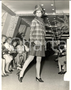 Fotografia d epoca originale 1965 ca PARIS MODA INVERNO VINTAGE Modella con tubino e giaccone a quadretti 1
