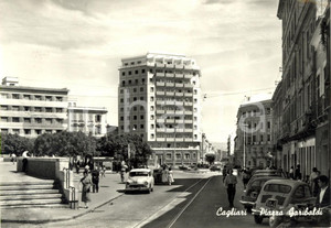 Cartolina originale da collezione 1959 CAGLIARI Piazza Giuseppe GARIBALDI con auto e passanti Cartolina FG VG 1