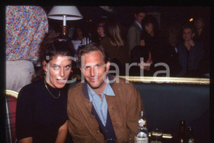 Fotografia d epoca originale Kevin COSTNER in un locale  MILANO 1993  Ritratto 35 mm vintage slide 2 1