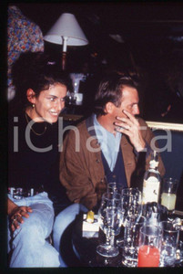 Fotografia d epoca originale Kevin COSTNER in un locale  MILANO 1993  Ritratto 35 mm vintage slide 7 1