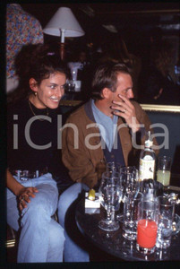Fotografia d epoca originale Kevin COSTNER in un locale  MILANO 1993  Ritratto 35 mm vintage slide 10 1