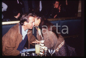 Fotografia d epoca originale Kevin COSTNER Rosita CELENTANO  MILANO 1993  Ritratto 35 mm vintage slide 3 1