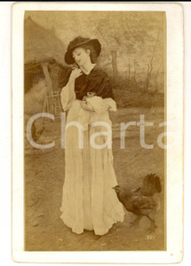 Fotografia d epoca originale 1880 ca Scena rurale con gentildonna sull aia Fotografia G. B. MAGGI 11x16 cm 1